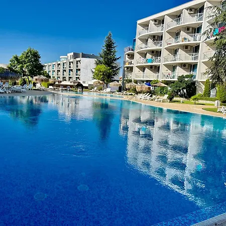 Atlantis & 4 Swimming Pools & & בורגאס